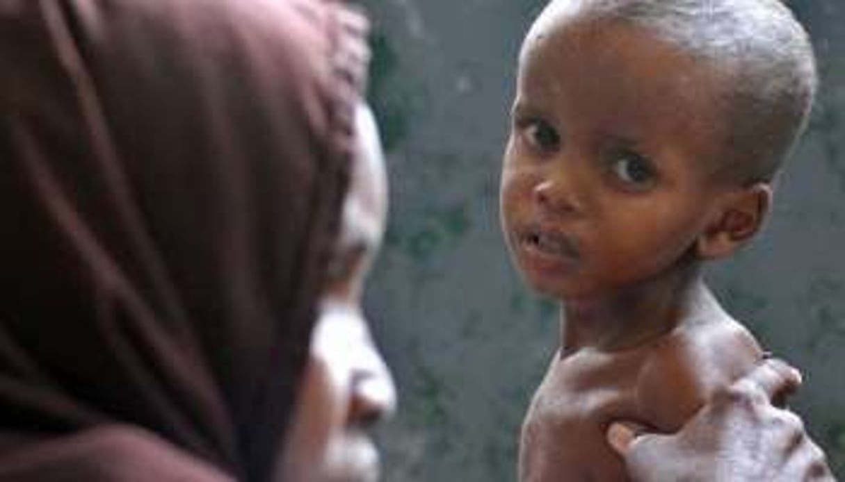 Une mère et son enfant à l’hôpital Banadir, le 19 juillet 2011 à Mogadiscio, en Somalie. © AFP