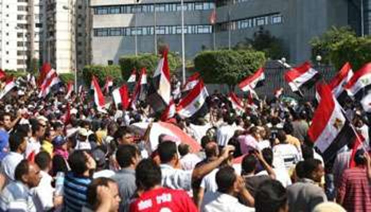 Des Égyptiens manifestent devant le siège de la police à Alexandrie, le 15 juillet 2011. © AFP