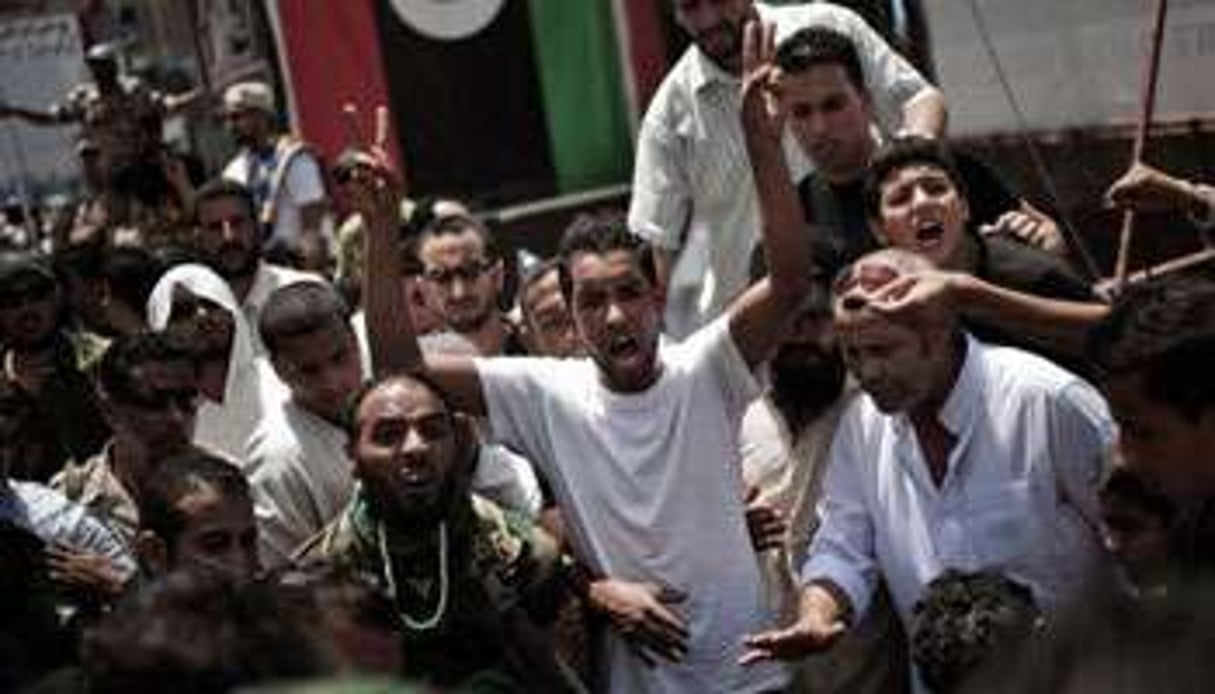 Des Libyens crient des slogans au cours des funérailles de rebelles à Benghazi le 22 juillet 2011. © AFP