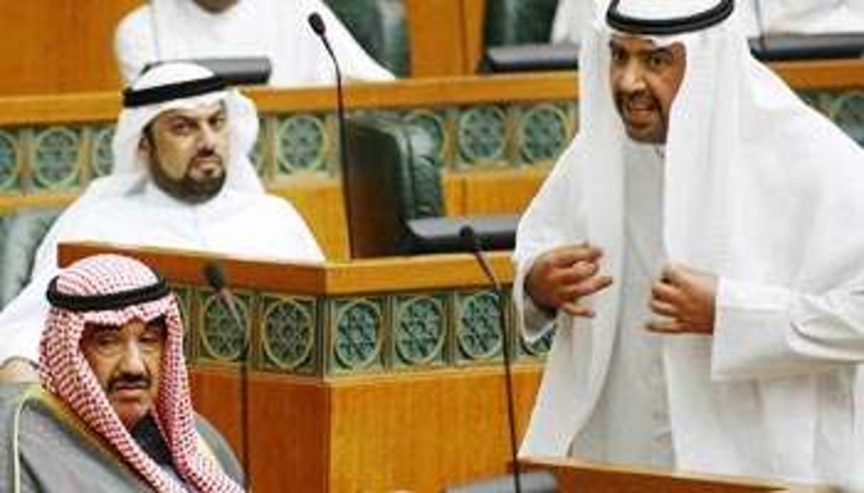 Le Premier ministre, Cheikh Nasser al-Mohamed al-Sabah (à g.), interpellé par un député. © AFP