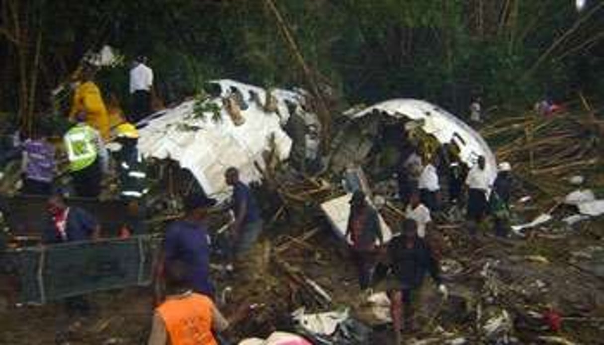 Les sauveteurs au milieu des débris de l’avion qui s’est écrasé. © AFP