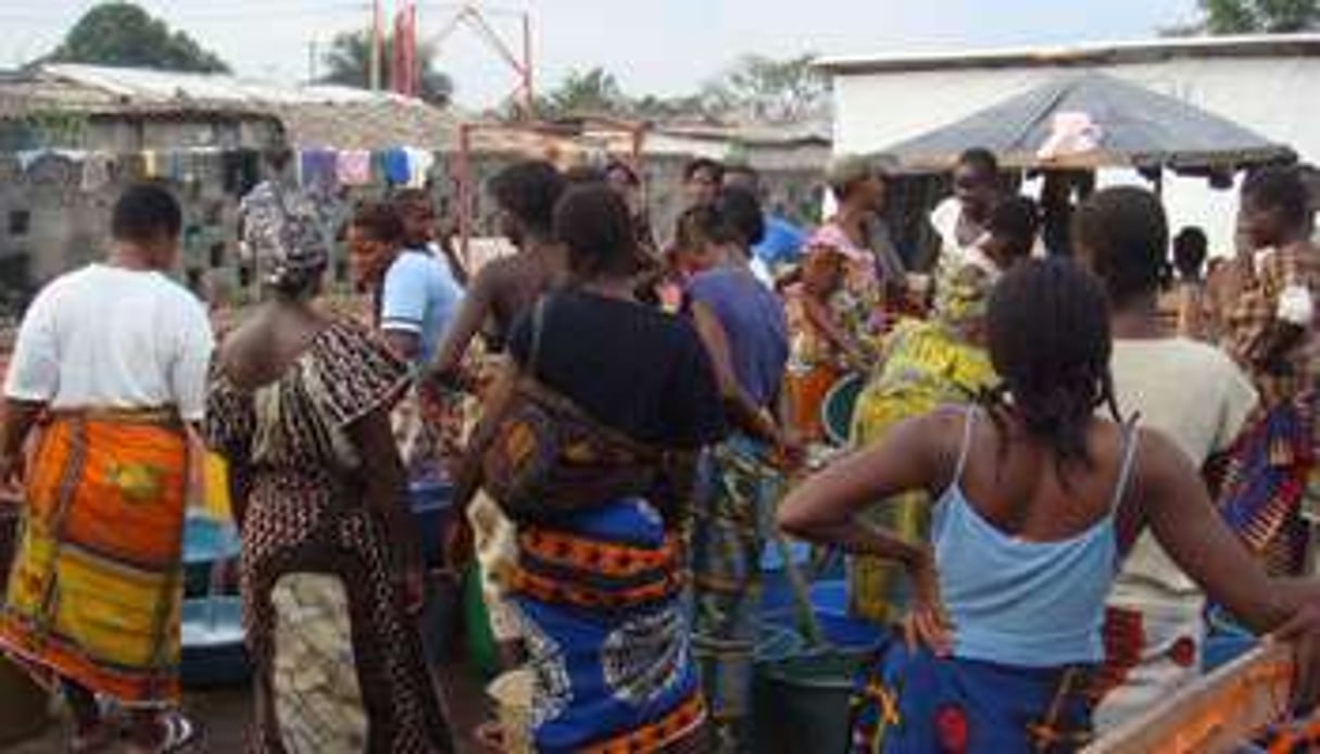 Site de personnes déplacées à l’église catholique Saint Laurent, à Abidjan, en juin. © Amnesty International