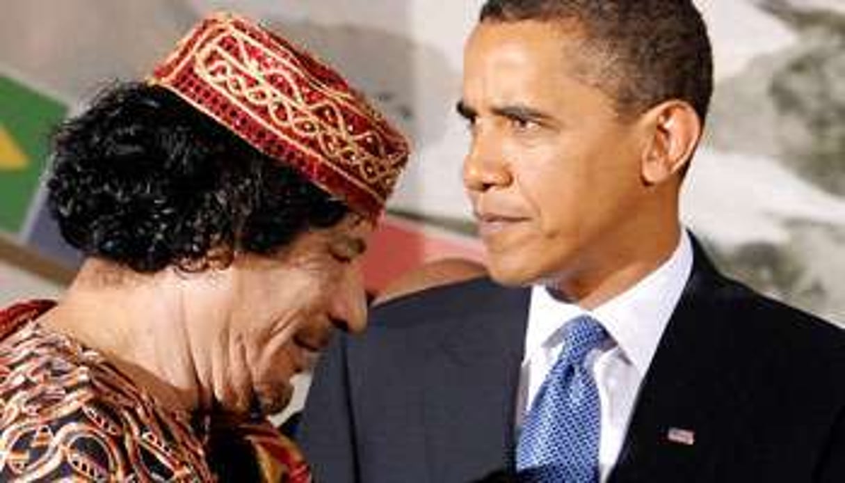 Barack Obama (qui n’était pas en fonction au moment des faits) avec Mouammar Kaddafi en 2009. © AP