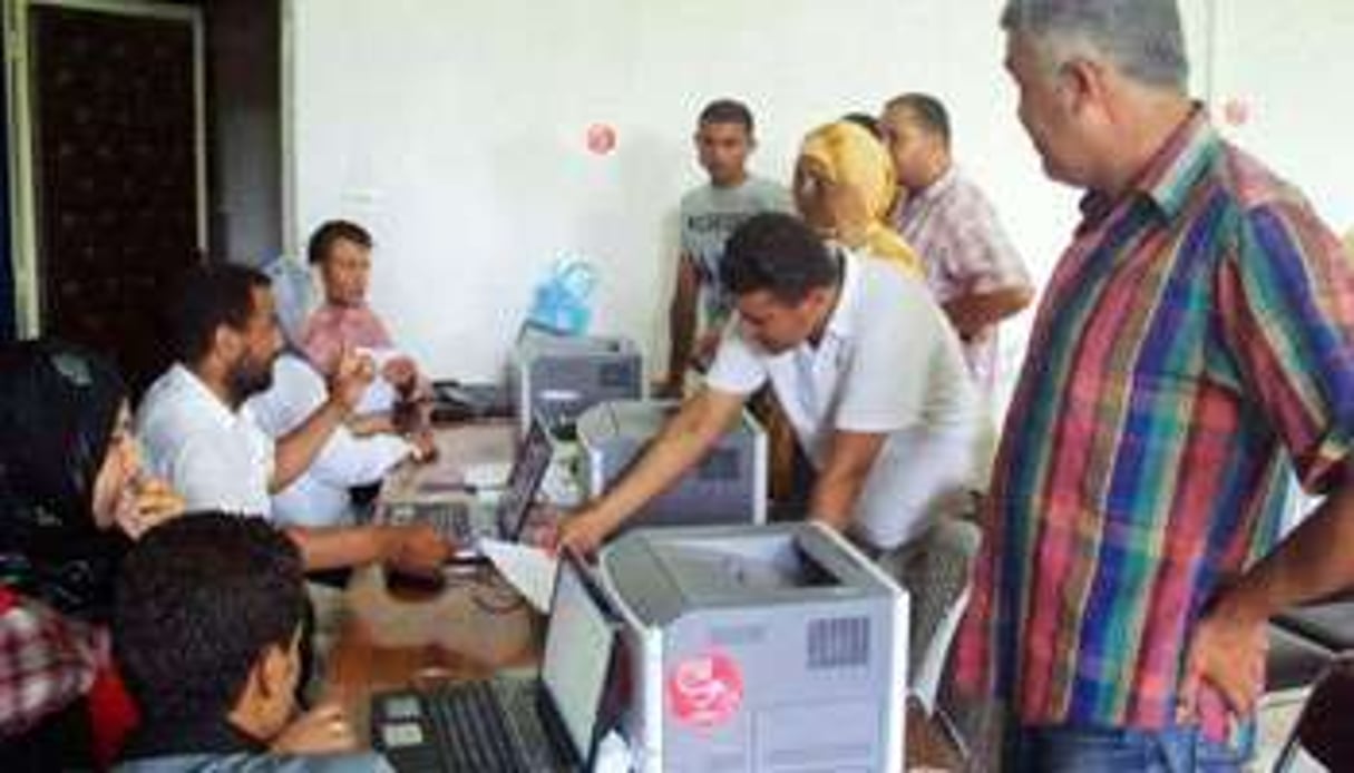 Des habitants de Sidi Bouzid s’inscrivent sur les listes électorales, le 20 juillet 2011. © Mokhtar Mohamed/AFP