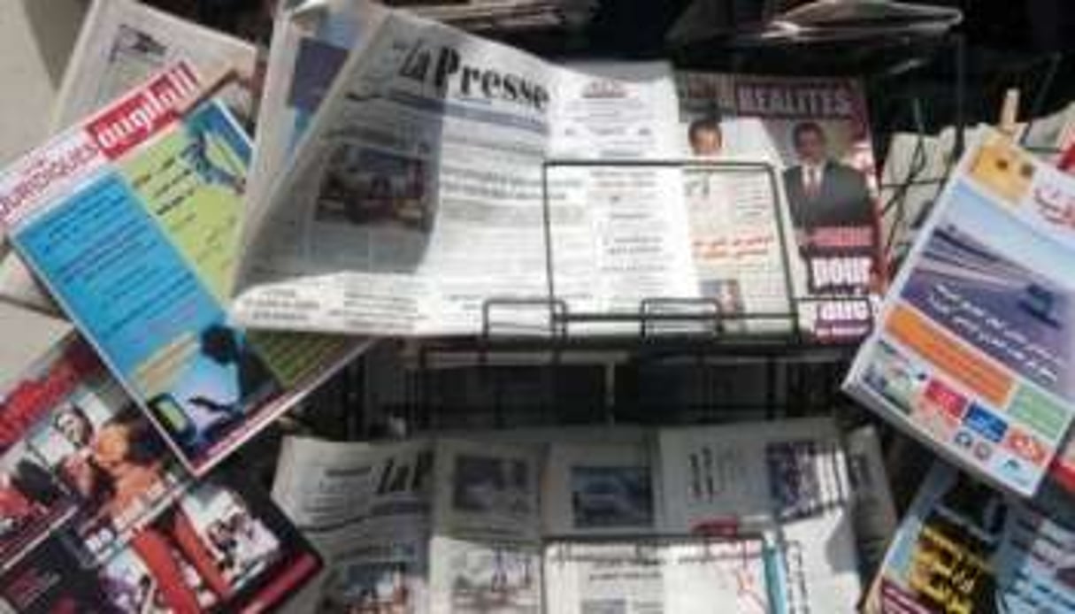 Des journaux tunisiens disposés dans un kiosque de Tunis le 3 mai 2008. © AFP