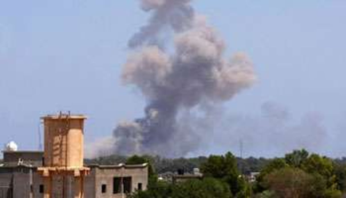 Fumées au-dessus d’une banlieue de Tripoli, le 1er août 2011 après de fortes explosions. © Mahmud Turkia/AFP