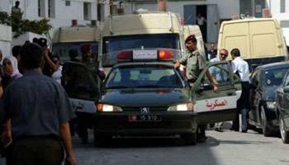 Soldats tunisiens escortant les fourgons transportant la famille de Ben Ali pour le 2e procès. © AFP