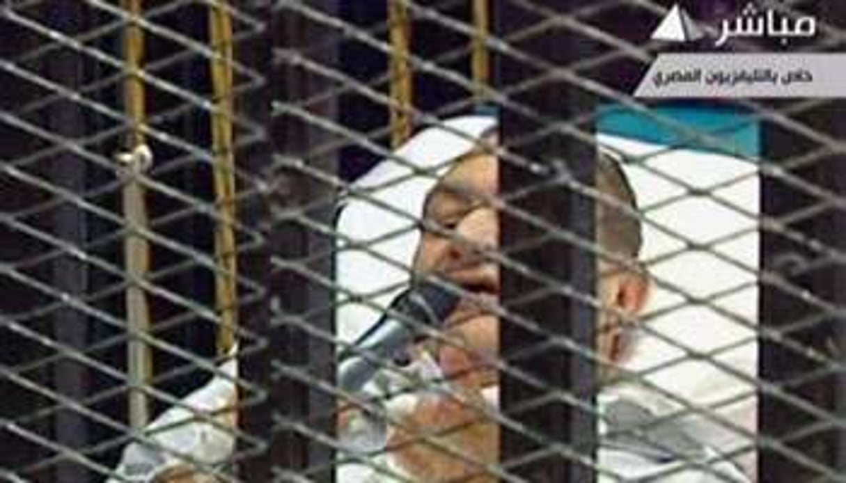L’ancien président Hosni Moubarak, lors de son procès, le 3 août 2011 au Caire. © Télévision d’Etat égyptienne/AFP