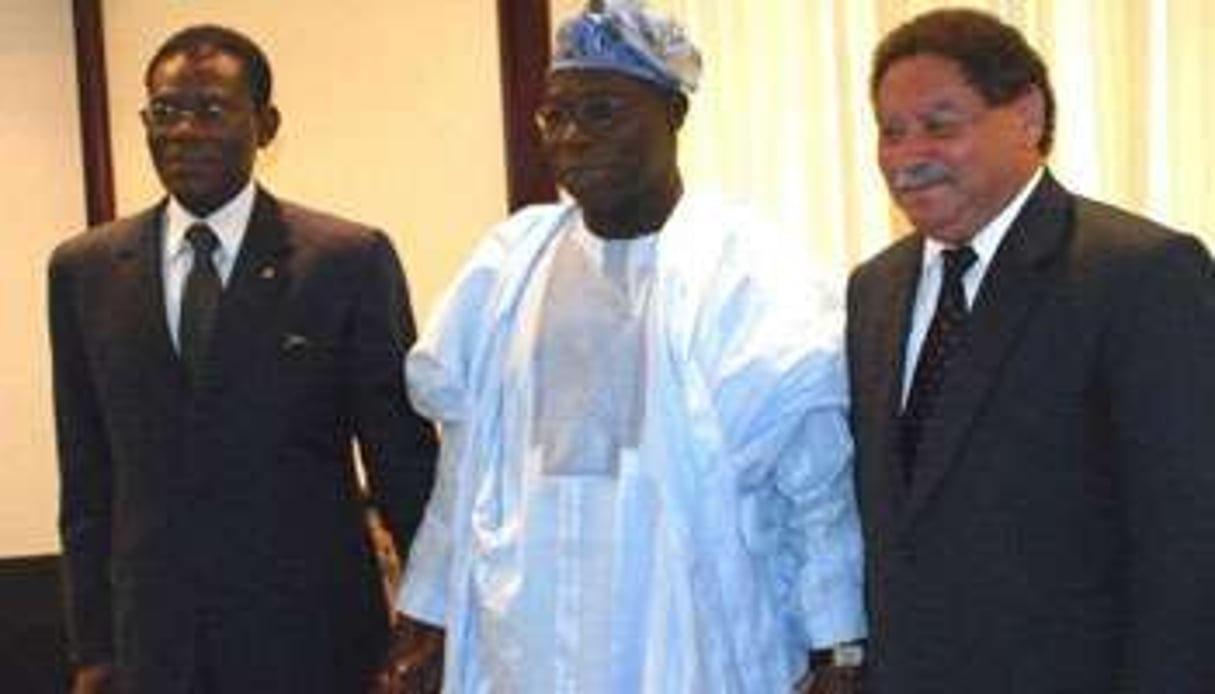 F. de Menezes, le président sao-toméen (D) et l’ancien président nigérian O. Obasanjo (D). © AFp