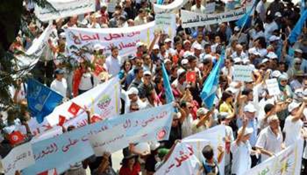 Des Tunisiens manifestent à Tunis contre la violence et l’extrémisme religieux. © AFP