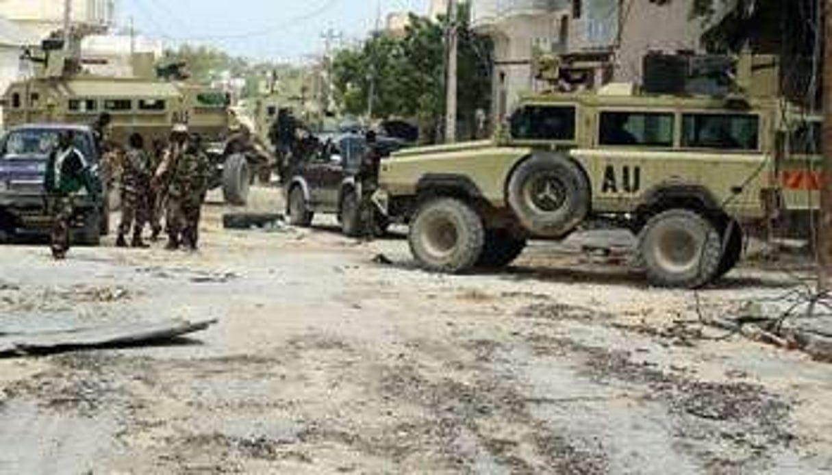 Des soldats des troupes gouvernementales somaliennes et de l’Amisom patrouillent dans Mogadiscio. © AFP