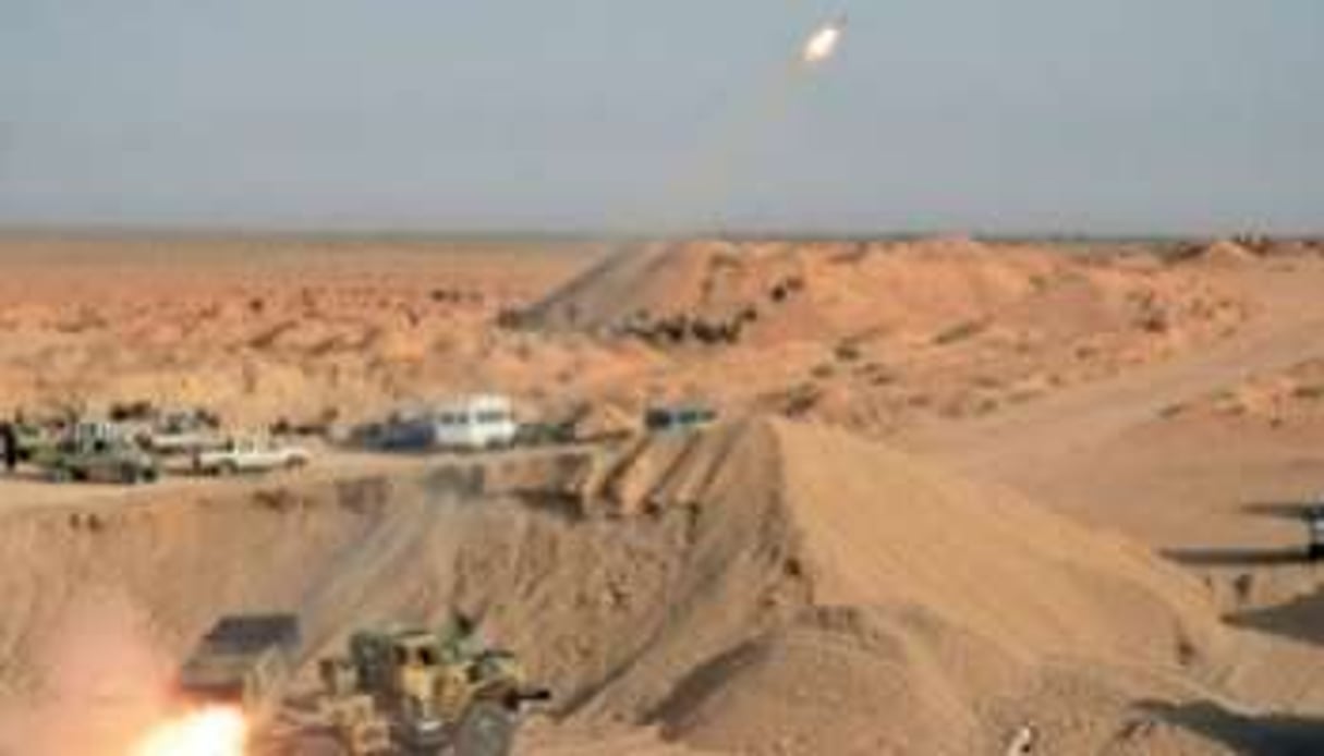 Une roquette des rebelles libyens contre les pro-Kaddafi, près de Bir al-Ghanam le 7 août. © AFP