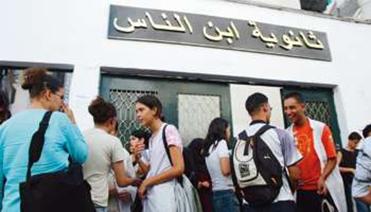 Devant le lycée Ibn Ennas d’Alger, après les épreuves. Un taux record avec 62% de réussite. © Samir Sid