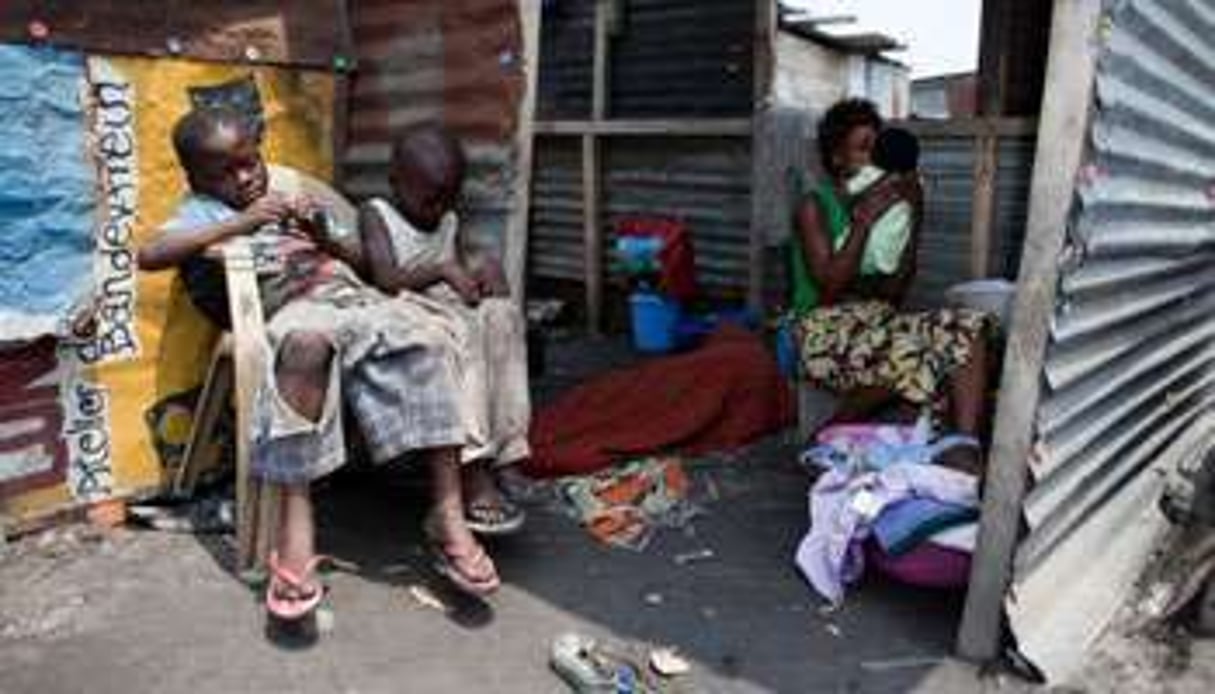 Une femme et des enfants vivant dans la rue, le 4 novembre 2010 à Kinshasa, en RDC. © AFP