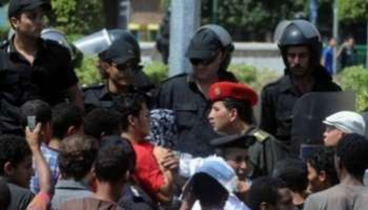 Un officier égyptien au milieu de manifestants, place Tahrir au Caire le 12 août 2011. © AFP