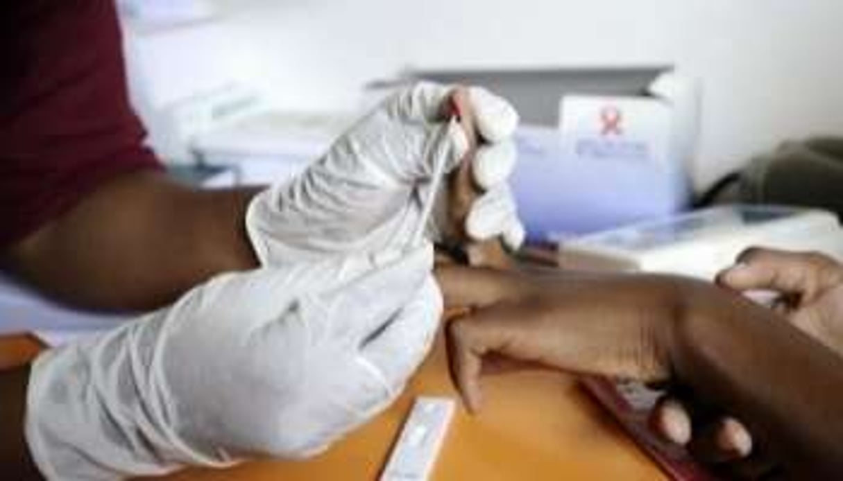 Une infirmière procède à un test de dépistage du Sida, dans un lycée de Kwazulu Natal. © AFP