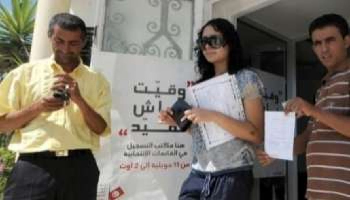 Des Tunisiens viennent de se faire inscrire sur les listes électorales à Ariana près de Tunis. © AFP