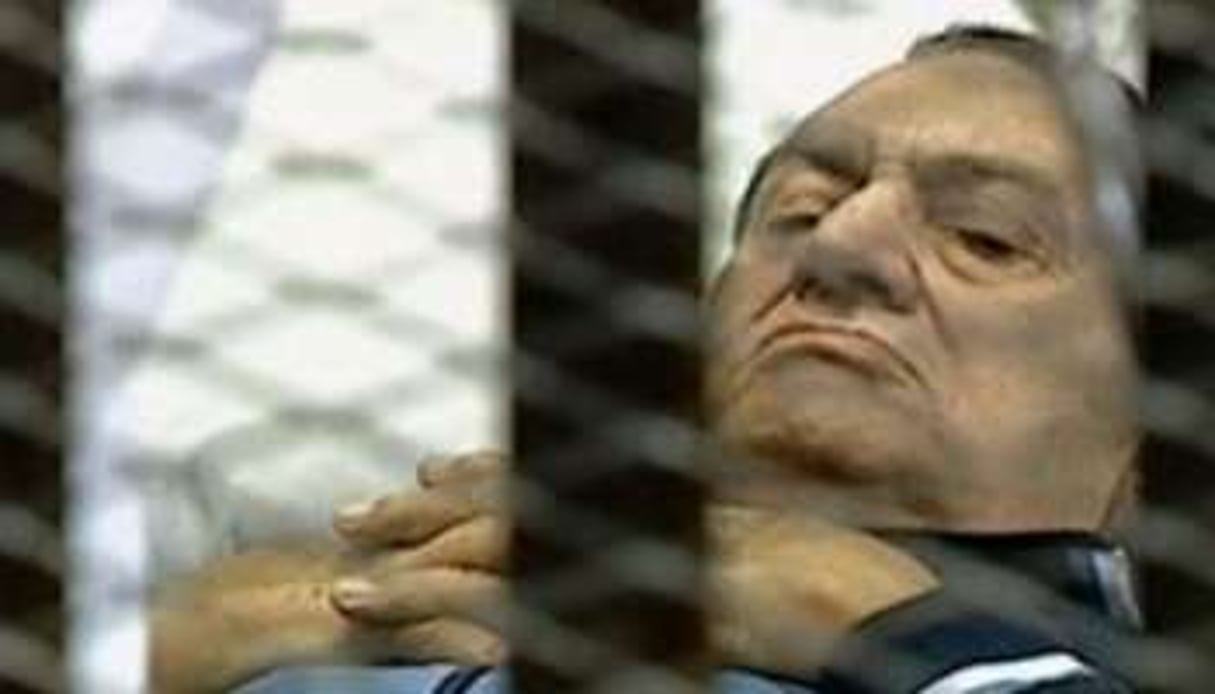 Hosni Moubarak, couché sur une civière, dans la salle du tribunal du Caire, le 15 août 2011. © AFP