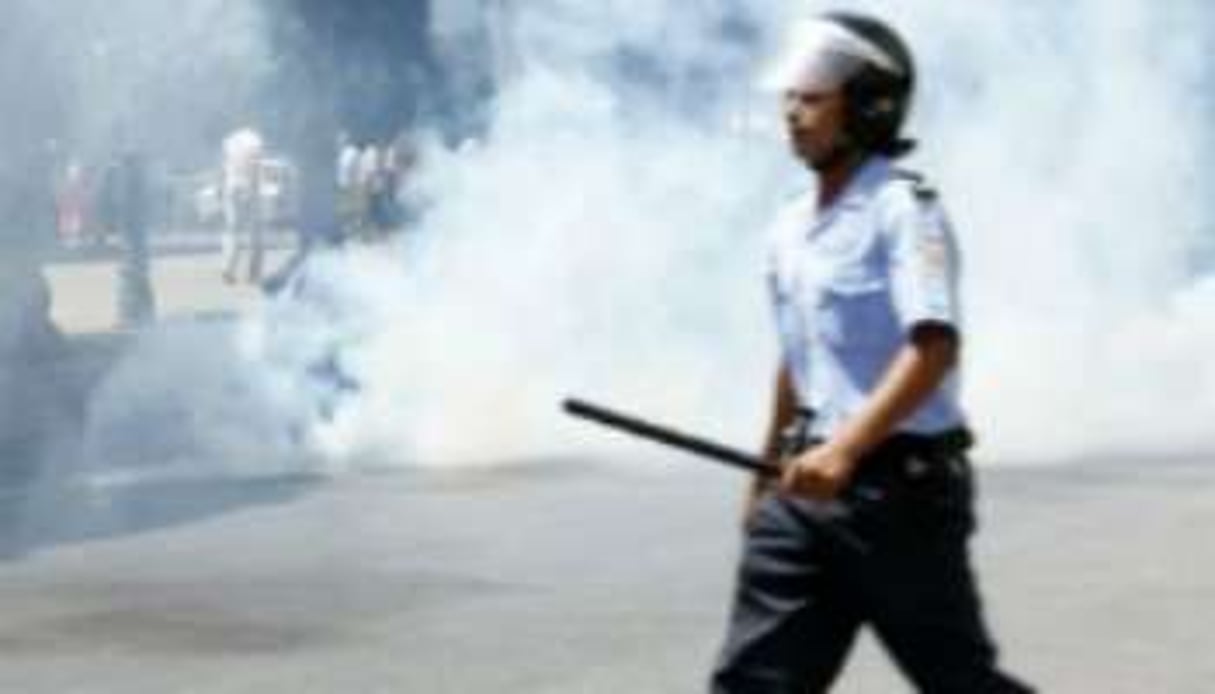 Heurts entre manifestants et policiers à Tunis le 15 août 2011. © AFP