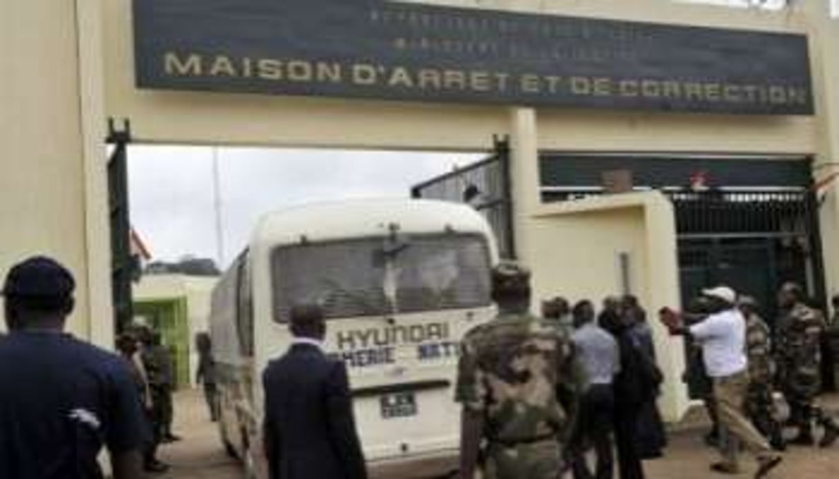 Un autocar transportant des prisonniers arrive le 16 août 2011 à la prison d’Abidjan. © AFP