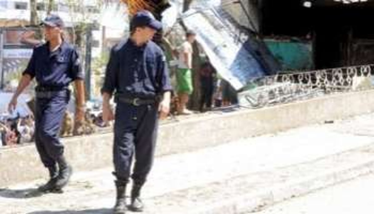 Des policiers patrouillent dans une rue de Tizi Ouzou après une attaque contre un poste de police, © AFP