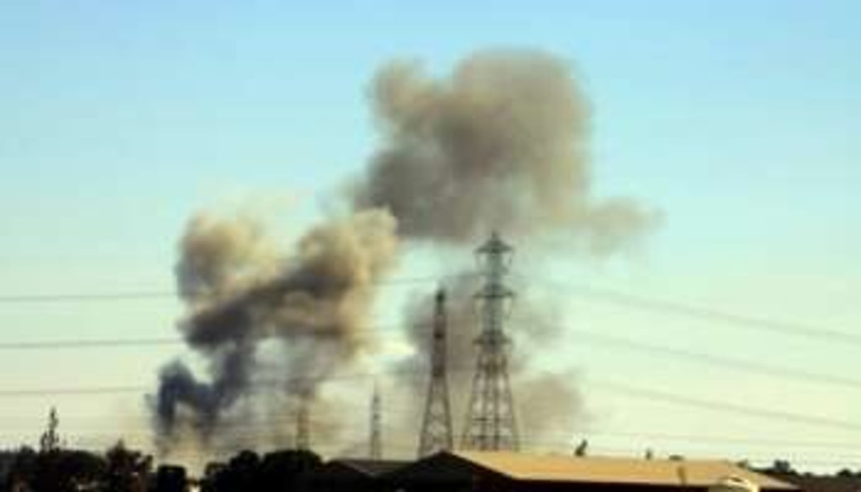 De la fumée au-dessus de Tajura, une banlieue de Tripoli, le 17 août 2011. © AFP