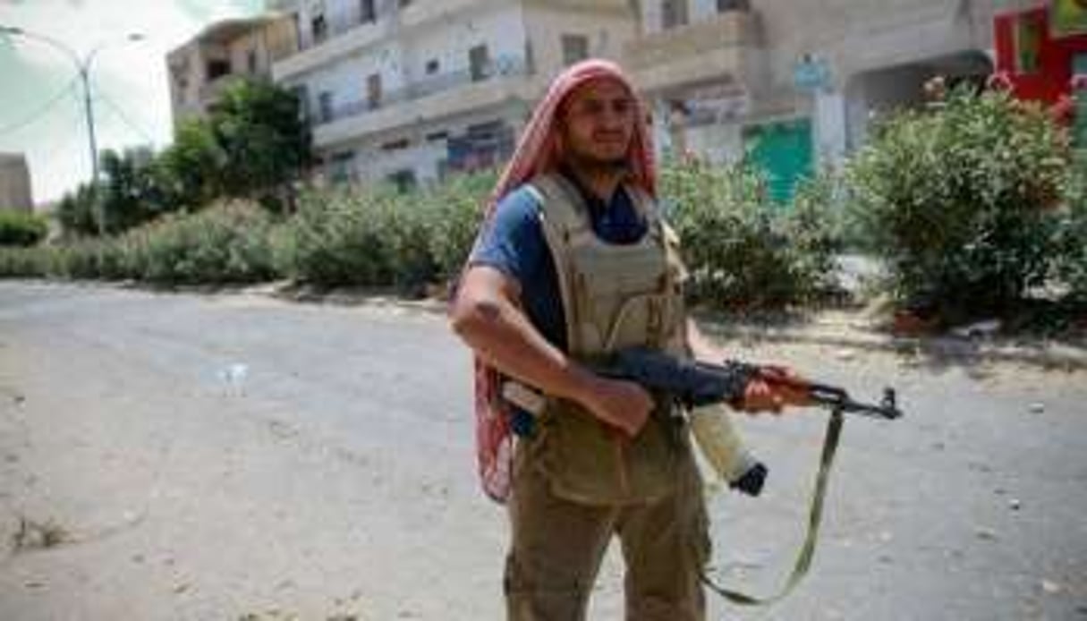 Un rebelle libyen en patrouille dans une rue de Zawiyah, le 16 août 2011. © Marc Hofer/AFP