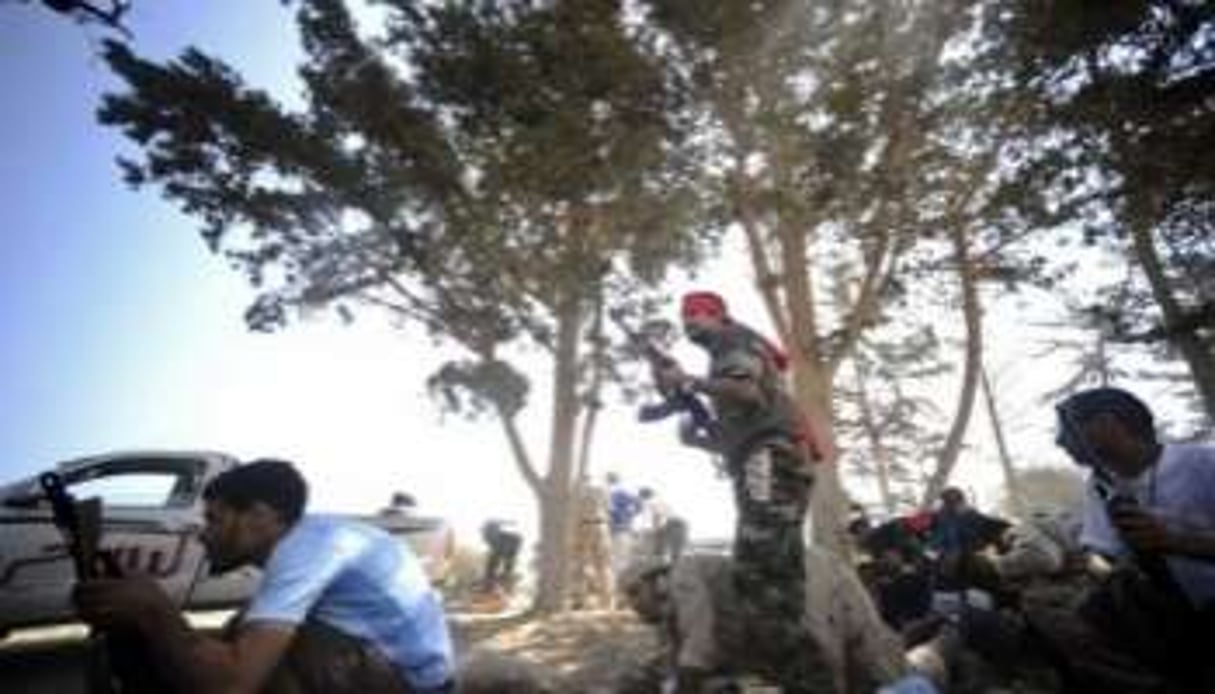Des rebelles sur le front dans la forêt de Gadayem, à l’ouest de Tripoli, le 21 août 2011. © AFP