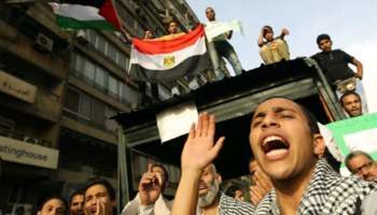 Des égyptiens devant l’ambassade d’Israël en avril 2011. © AFP