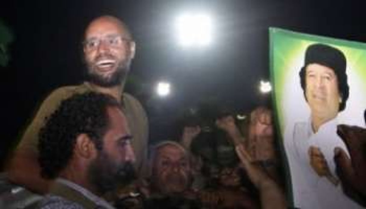 Seif el-Islam devant des journalistes et ses partisans à Tripoli, la nuit du 22 au 23 août 2011. © AFP