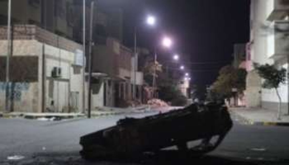 Un véhicule renversé au milieu d’une rue déserte dans la nuit du 23 au 24 août 2011 à Tripoli © AFP