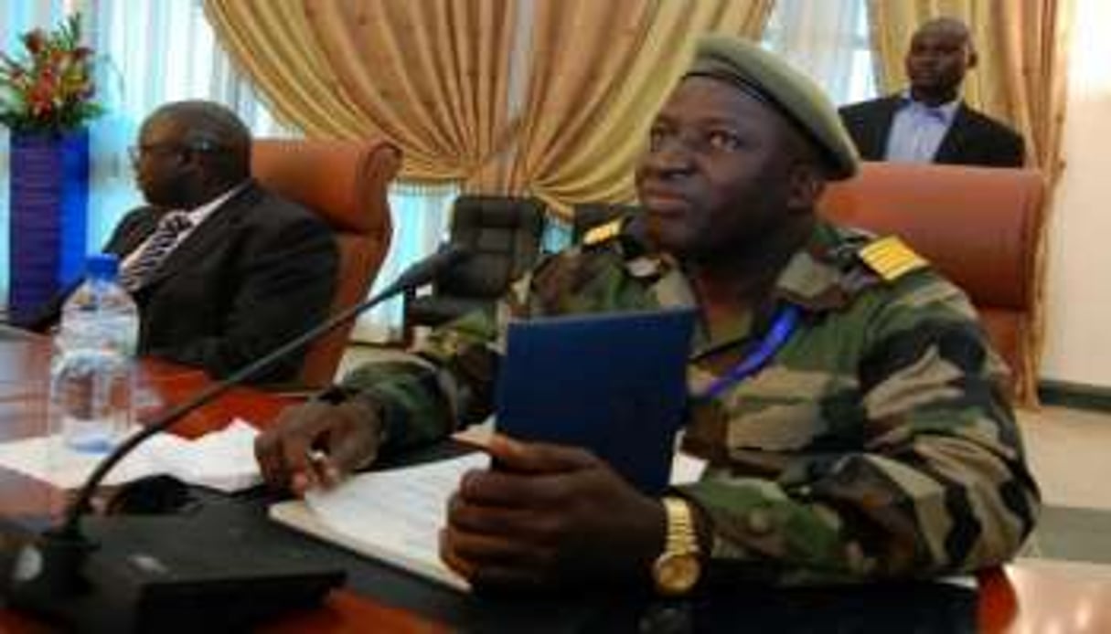 Le colonel Moussa Keita (D), le 10 novembre 2009 à Ouagadougou. © AFP