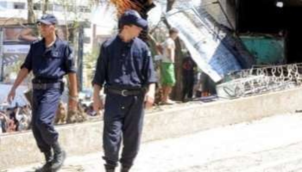 Des policiers patrouillent dans une rue de Tizi Ouzou après une attaque contre un poste de police. © AFP