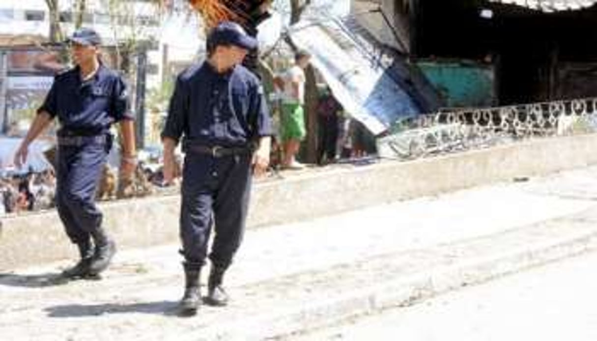 Des policiers patrouillent dans une rue de Tizi Ouzou après une attaque contre un poste de police. © AFP
