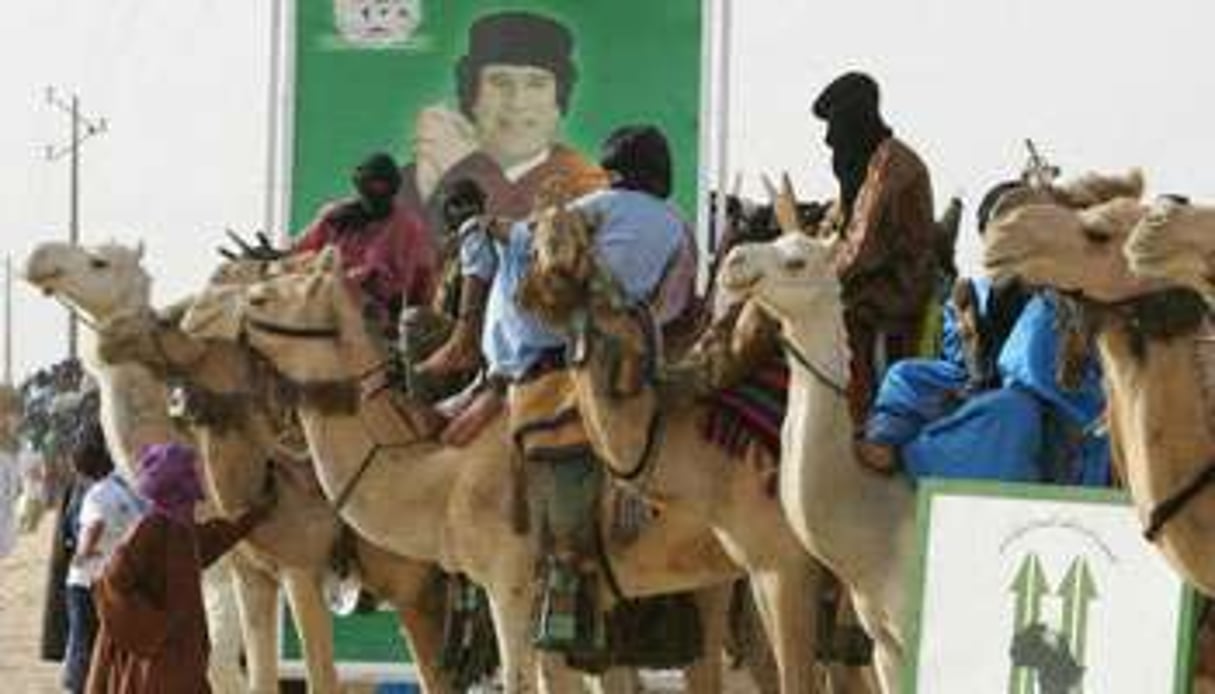 Des chameliers attendent le leader libyen Mouammar Kadhafi à Toumbouctou, en avril 2006. © AFP