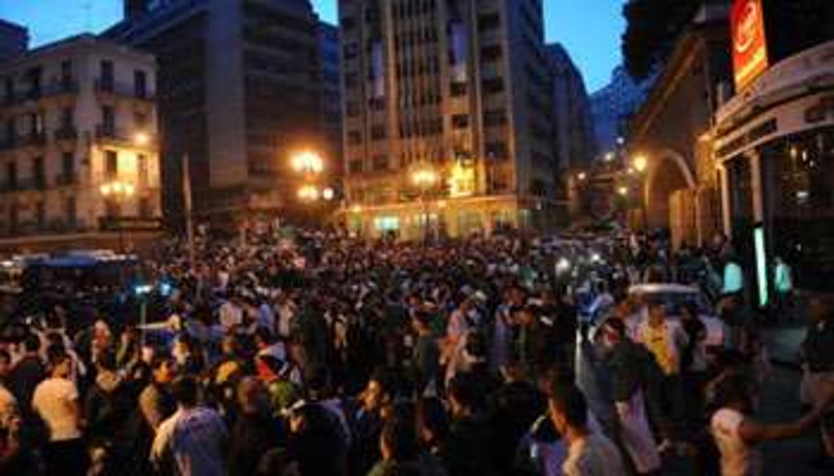 Des Algériens réunis dans la capitale, un soir de match. © AFP
