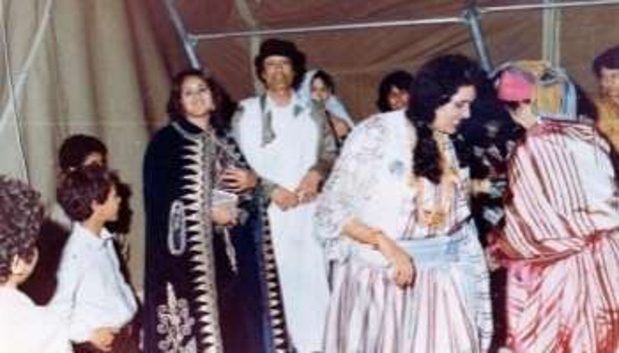 Kaddafi et sa femme Safia (à sa droite) lors d’un mariage (photo trouvée à Bab al-Aziziya). © AFP