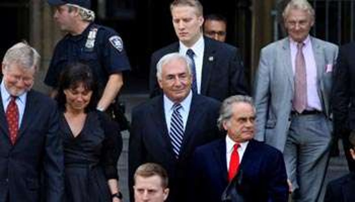 DSK, son épouse et ses deux avocats (cravate rouge), le 23 août, à la sortie du tribunal. © Craig Ruttle/AP/Sipa