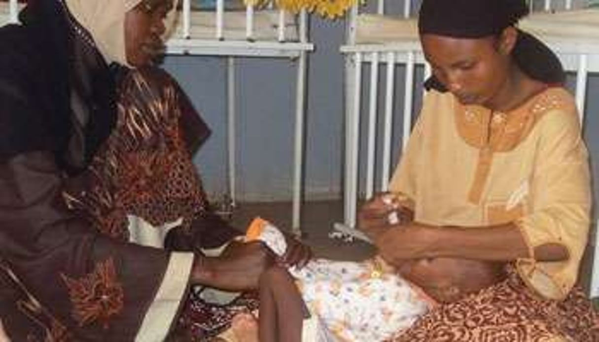 Une bébé traité pour malnutrition à l’hôpital, dans le nord du Cameroun, le 10 août 2010. © Reinnier Kaze/AFP