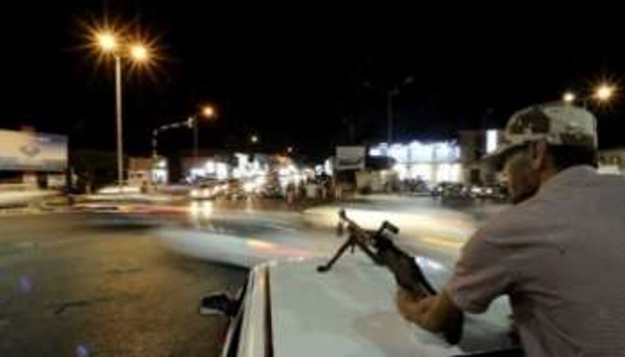 Une patrouille de rebelles dans la nuit du 30 au 31 août 2011 à Misrata. © AFP