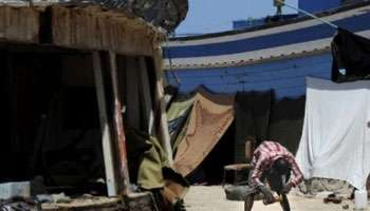 Un réfugié d’origine africaine à l’extérieur du camp de Sidi Bilal près de Tripoli. © FRANCISCO LEONG / AFP