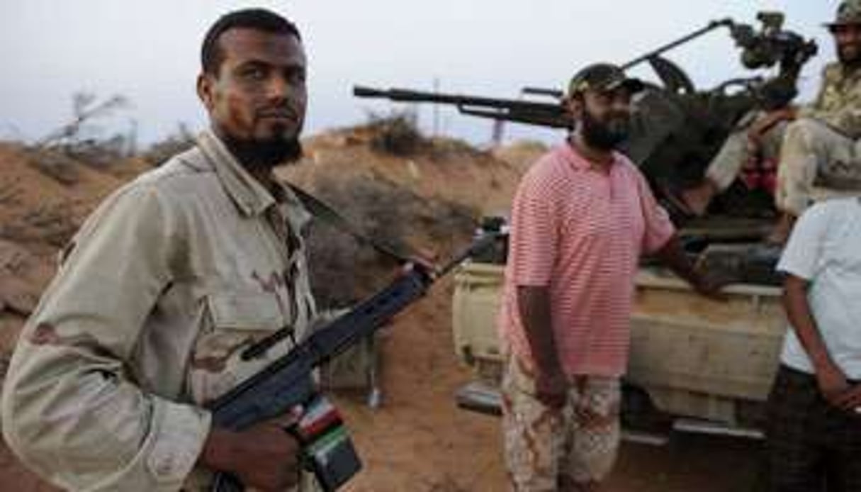 Des rebelles libyens près dela ligne de front, à Umm Khanfis, à 80 km à l’est de Syrte, le 4 sep © AFP