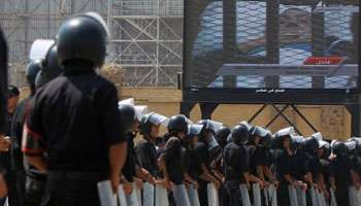 Retransmission sur écran géant du procès Moubarak le 15 août 2011 au Caire. © Khaled Desouki/AFP