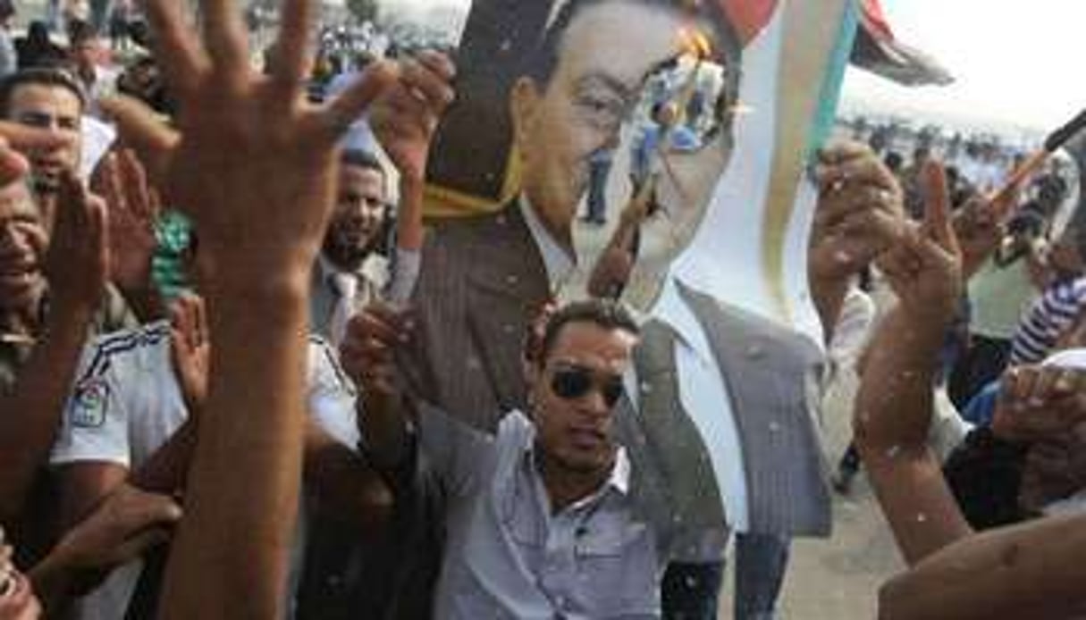 Des manifestants hostiles à Hosni Mubarak protestent lors de la reprise de son procès. © AFP