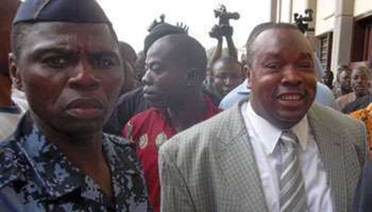 Kpatcha Gnassingbé (d) à son arrivée au tribunal de Lome, le 1er septembre 2011. © Emile Kouton/AFP