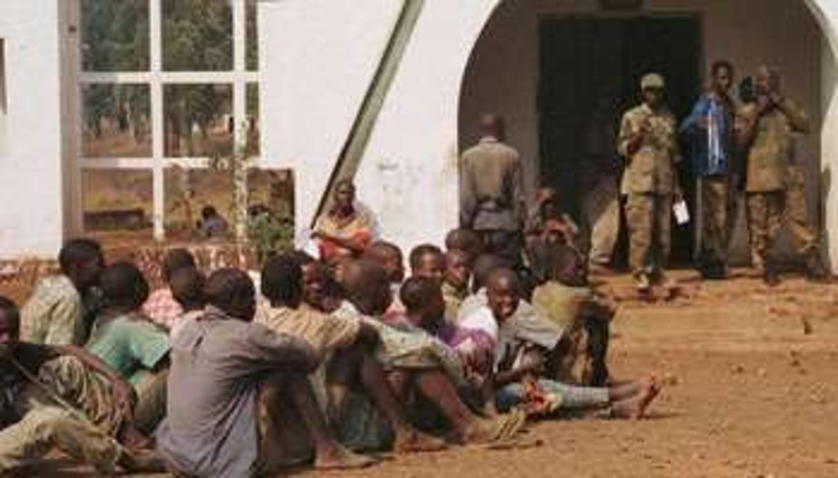 Des prisonniers Mai-Mai dans un camp du Bukavu, dans l’est de la RDC. © AFP