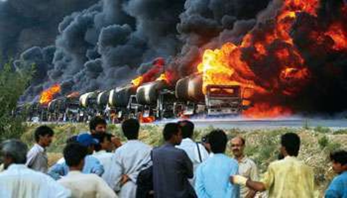 Attaque contre des camions-citernes de l’OTAN remplis de carburant, le 22 août au Pakistan. © Reuters