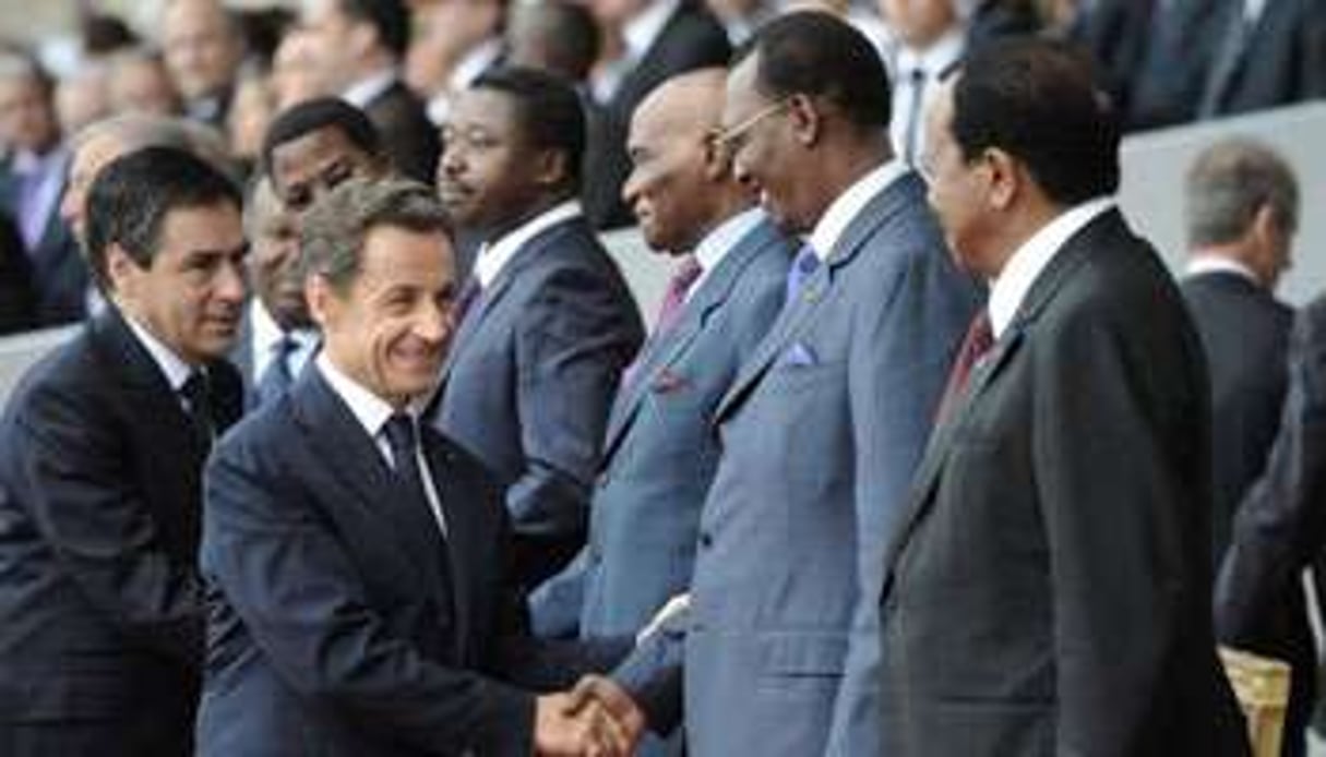 Nicolas Sarkozy salue les chefs d’État africains lors du défilé du 14 juillet 2010 à Paris. © AFP