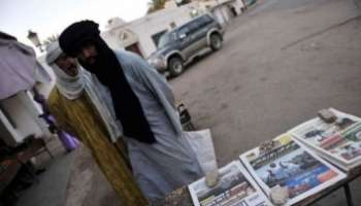 Des quotidiens annoncent l’arrivée de Touaregs de Libye, le 2 septembre 2011 à Djanet en Algérie. © AFP