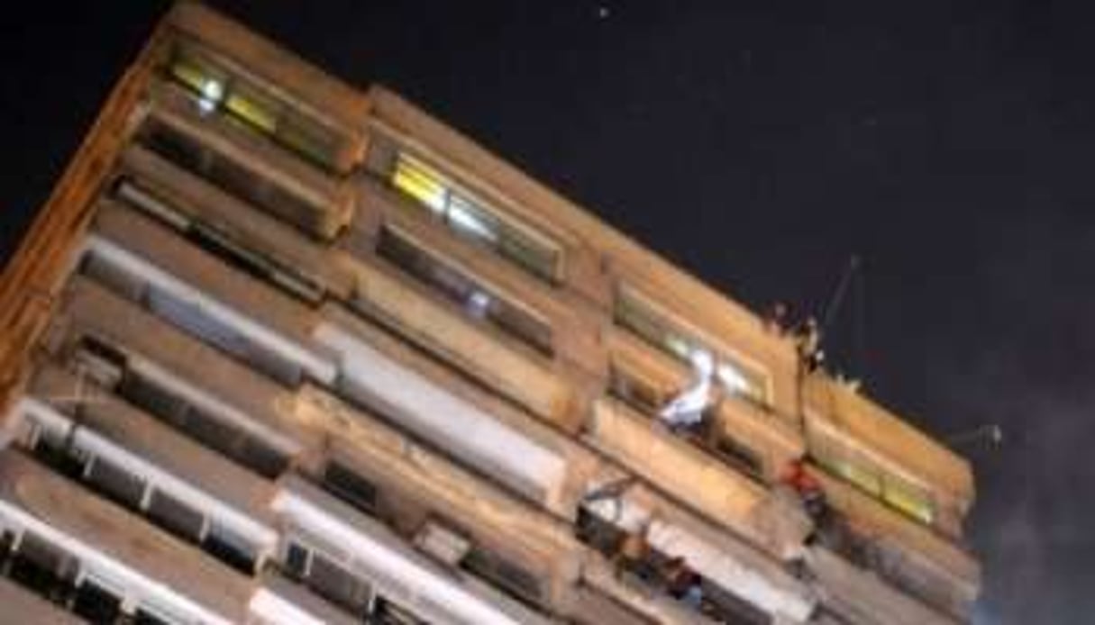 Des manifestants escaladent l’immeuble de l’ambassade d’Israël et jettent le drapeau israélien. © AFP